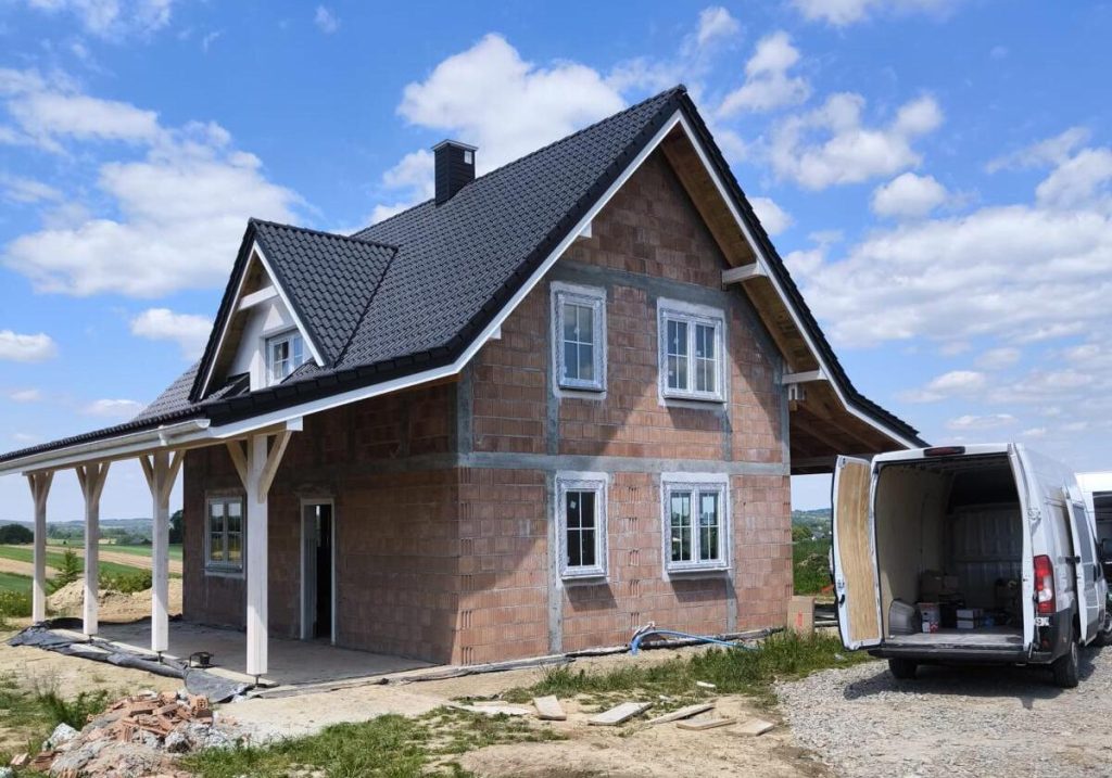 Montaż białych okien ze szprosami