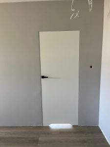 drzwi ukryte z oscieżnicą